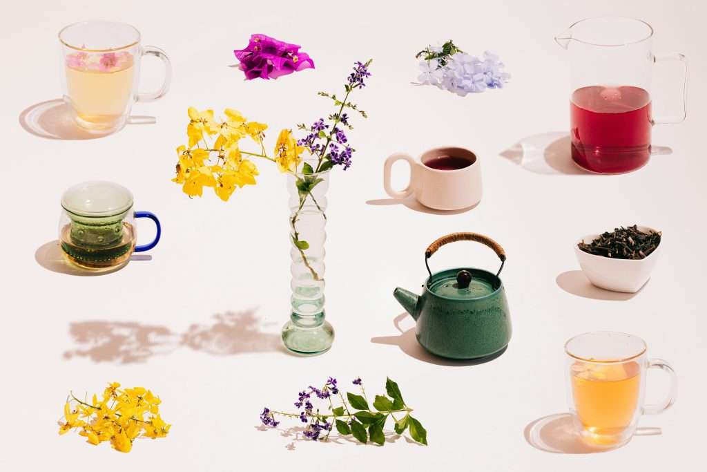 Sfeervolle thee‑ en bloemencompositie voor de feestelijke opening van zendo SensZenjoy - SensZenjoy - SensZenjoy Thee‑ en bloemschikking die rust en natuur uitstraalt, passend bij de opening van zendo SensZenjoy