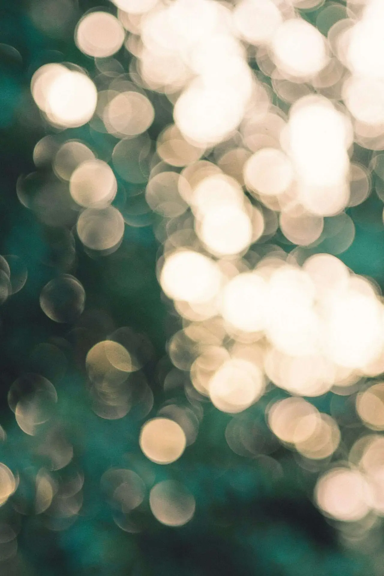 Zachte bokeh lichtcirkels in een natuurlijke groene achtergrond.