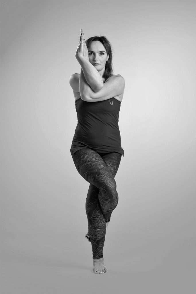 Joyce van SensZenjoy in een rustige yogahouding tijdens een mindful practice.