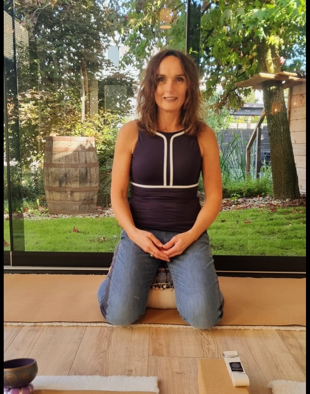 Joyce Berwald in de studio van SensZenjoy, met uitzicht op de tuin